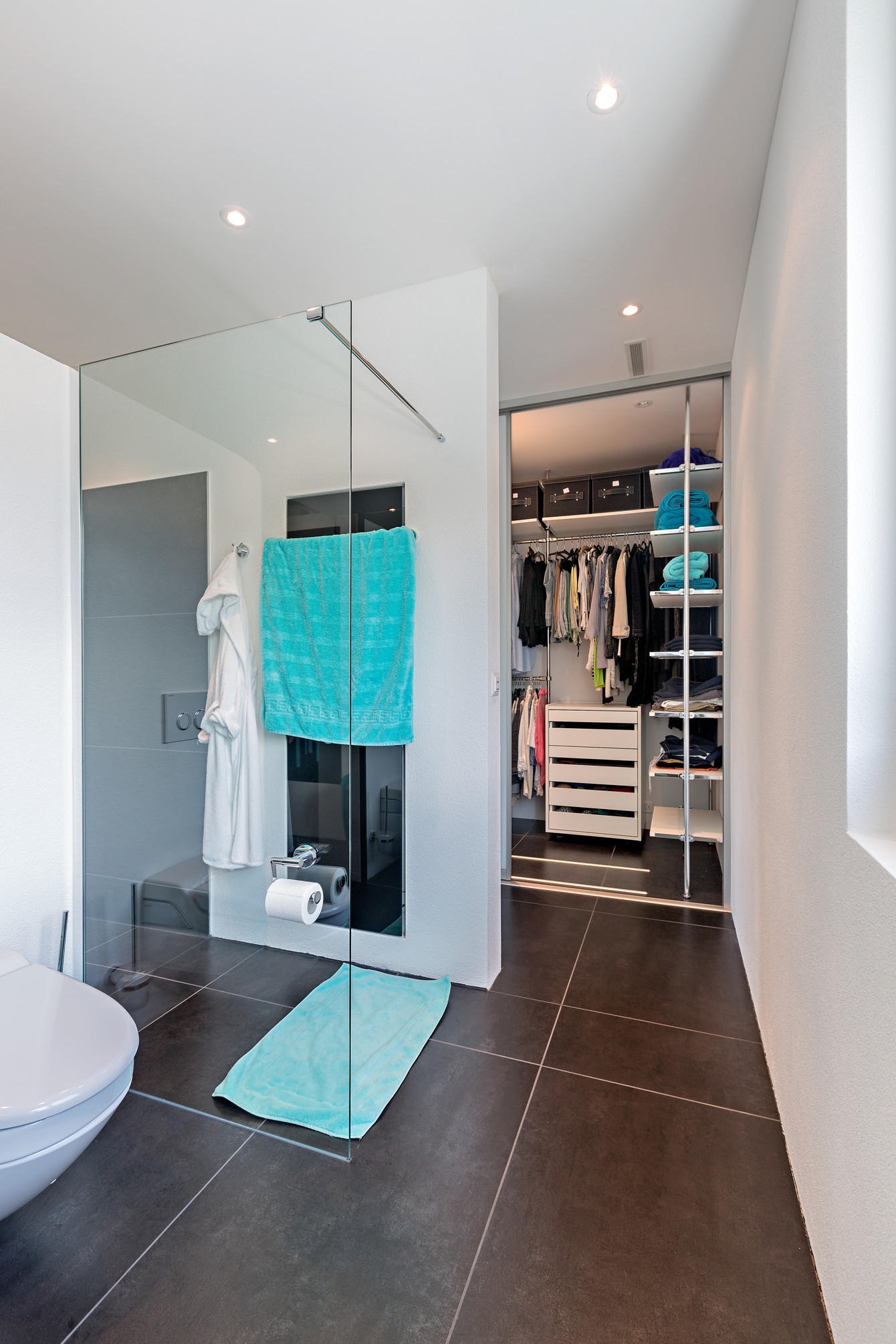 Begehbarer Kleiderschrank Neben Dem Bad Mit Schiebeelementen throughout Schlafzimmer Mit Bad Und Ankleide
