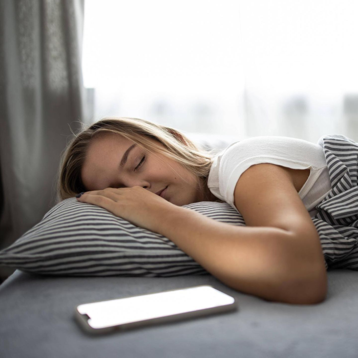 Handy Im Bett? Warum Sie Ihr Smartphone Nachts Ausschalten Sollten with regard to Handy Im Schlafzimmer