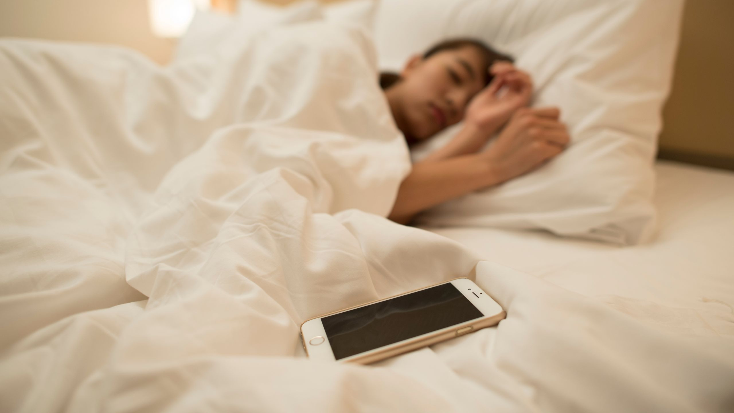 Handy Neben Dem Bett: So Gefährlich Ist Es Laut Expertin Wirklich regarding Handy Im Schlafzimmer