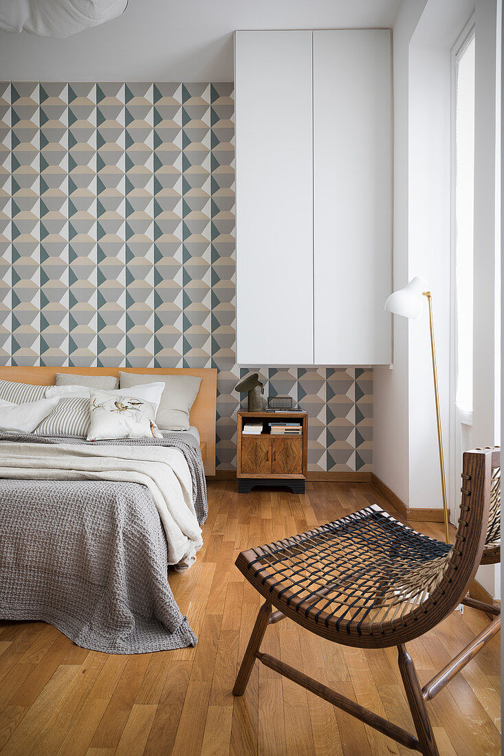 Hängeschrank An Der Wand Mit Retrotapete … – Bild Kaufen regarding Schlafzimmer Hängeschrank