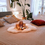 Mit Diesen Cozy Deko Ideen Wird Dein Schlafzimmer Gleich Viel With Regard To Schlafzimmer Dekorieren Ideen