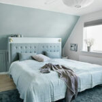 Schlafzimmer In Blau Und Weiß Unter Der … – Bild Kaufen – 12371930 Within Schlafzimmer Dachschräge Farbe