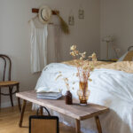 Schlafzimmer In Naturtönen Mit Holzbank, … – Bild Kaufen Inside Schlafzimmer Naturtöne