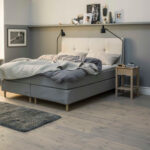 Schlafzimmer Mit Halbhoher Grauer Wand – [Schöner Wohnen] With Regard To Ideen Schlafzimmer Streichen