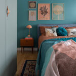 Schlafzimmer Mit Türkisfarbener Wand Und … – Bild Kaufen in Schlafzimmer Braun Türkis